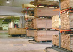 Hout voorraden in de fabriek